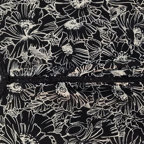 Lane Bryant Long Sleeve Nlack & White Floral V Neck Blouse Sz 18-20 Whimsygoth - Picture 4 of 11